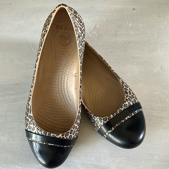 Crocs Cap Toe Leopard Print Ballet Flats Size 7 Rubber Waterproof Gardening Shoe - Picture 1 of 16